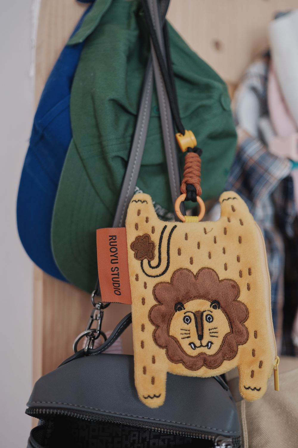 Ruoyu Studio Lion-Animal Fabric Earphone Case Coin Purse Key Pouch