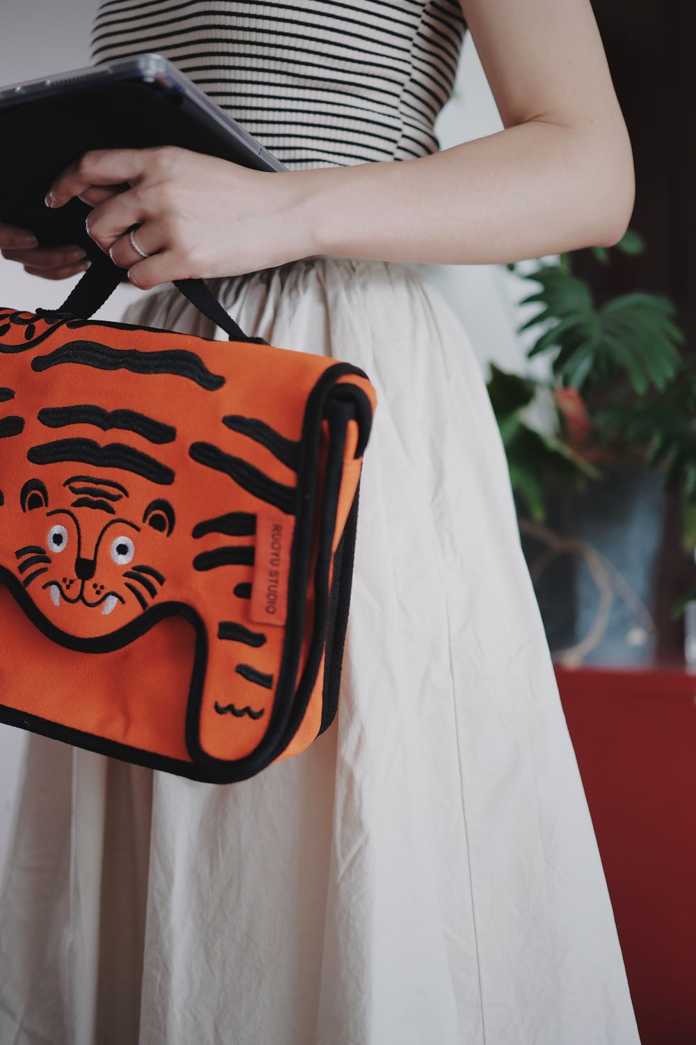 Color-blocked Canvas Crossbody Bag for Casual Commuting - RUOYU